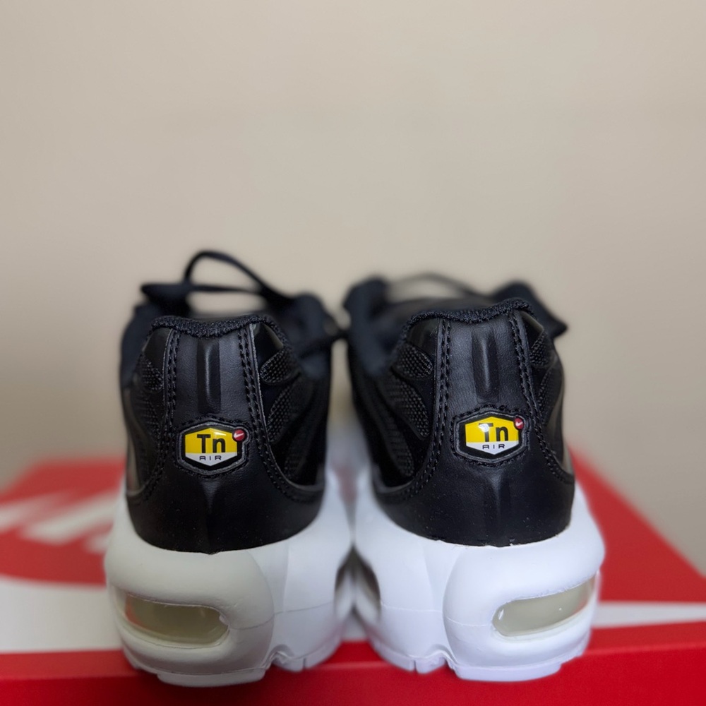 NEW with Box Nike Air Max Plus Women Shoes, Black and White, size 6W - Picture 4 of 8